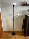 Lampa stojąca czarna