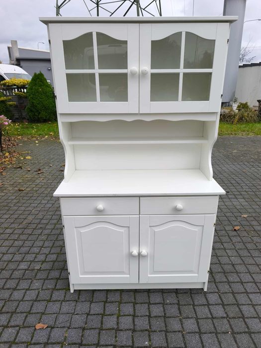 Biały kredens witryna
