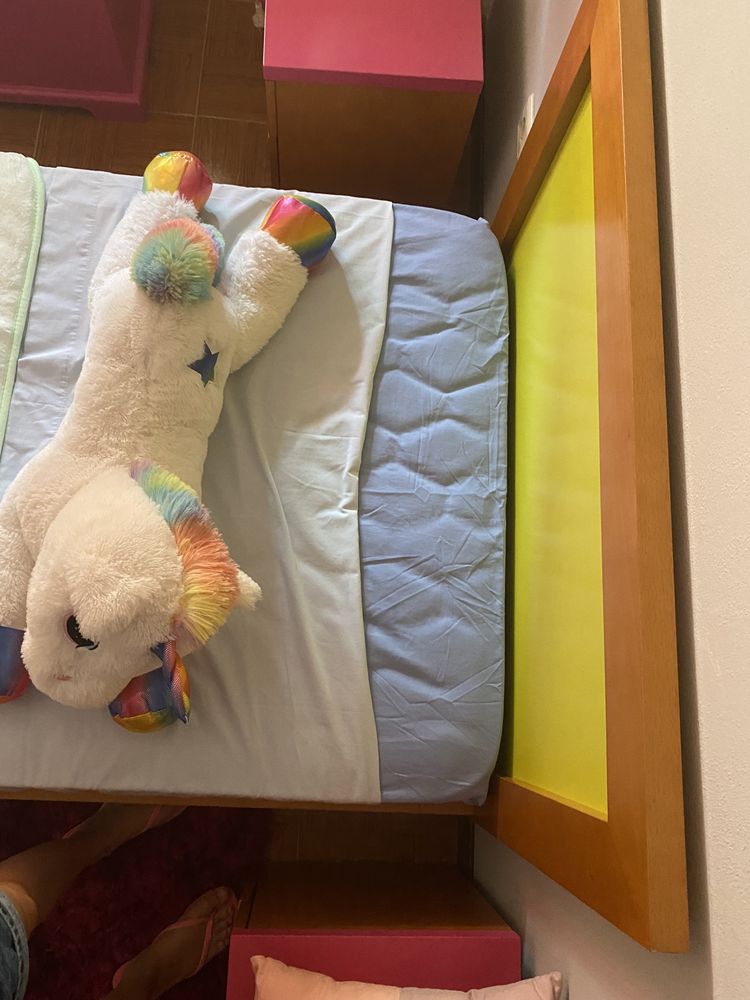 Vendo cama de solteiro + 2 mesinhas de cabeceira