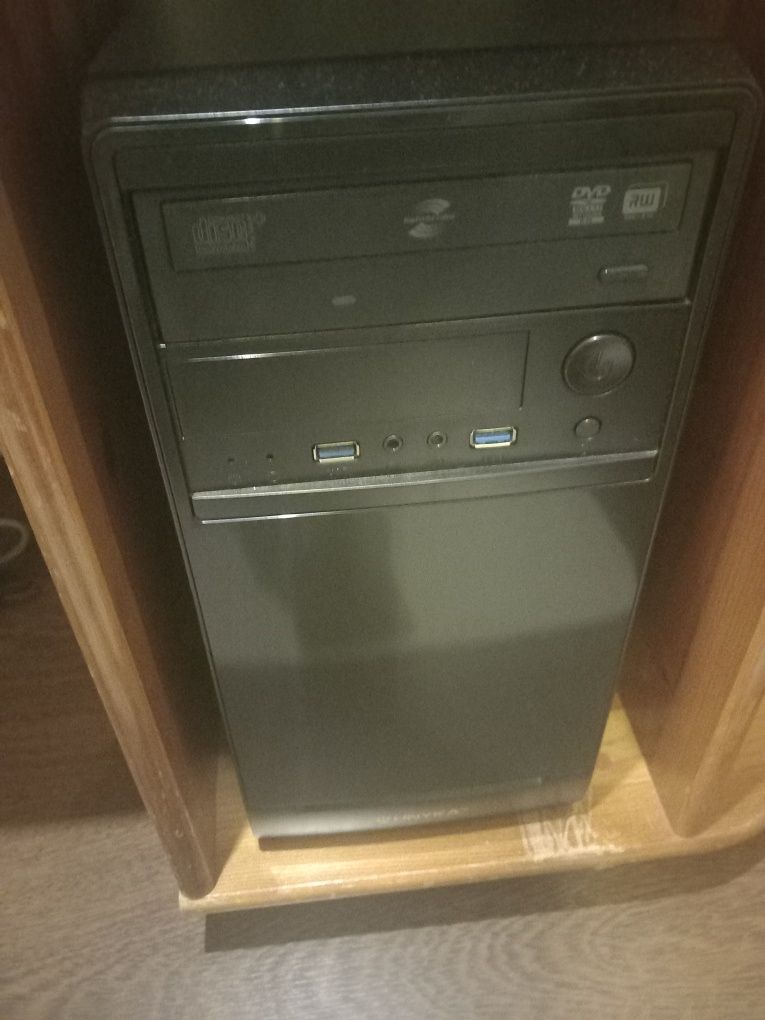 Vendo pc novo e ecrã  com oferta do rato e 2 colunas