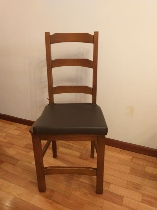 Mesa de madeira com conj. 4 cadeiras