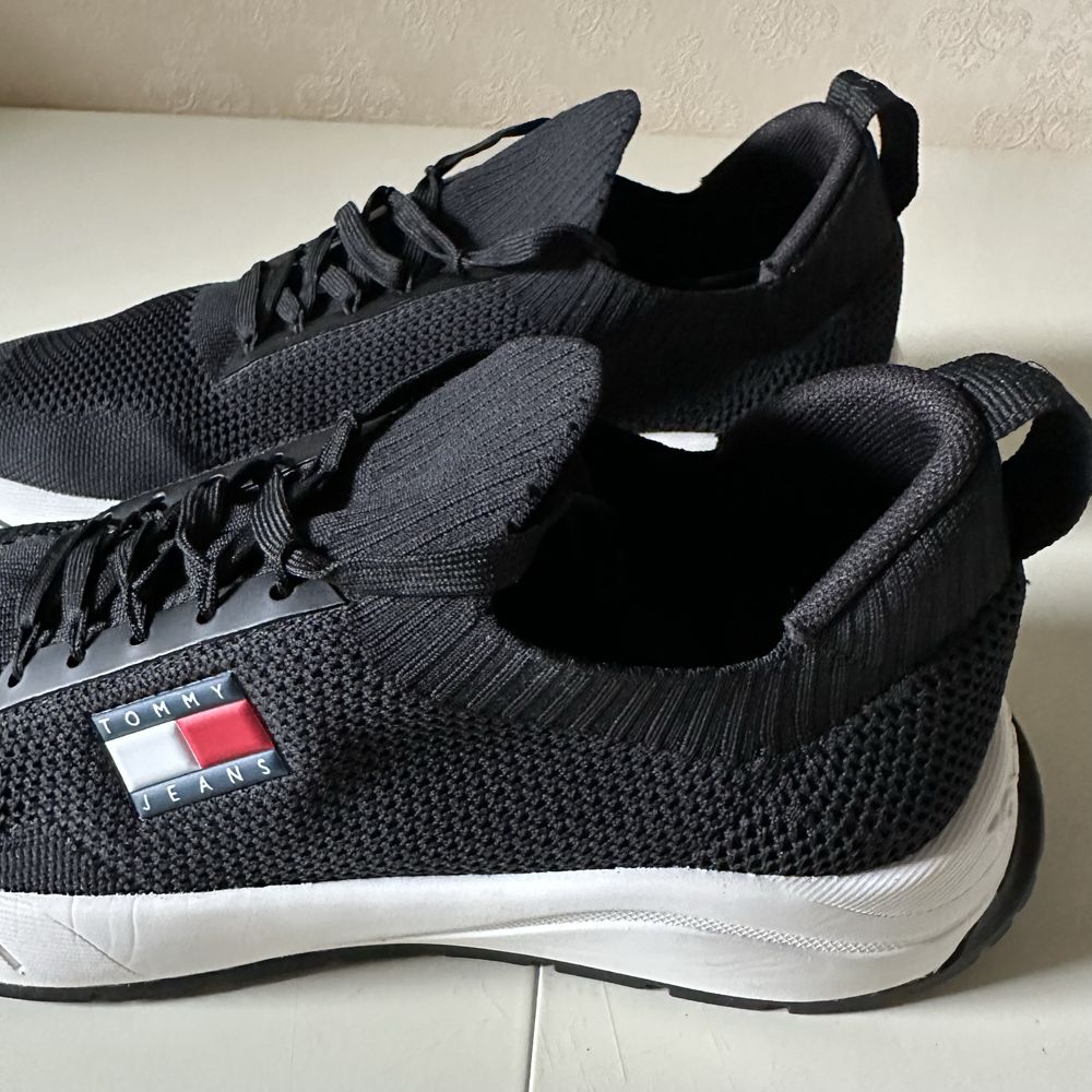 Tommy Hilfiger. Жіночі  кросівки. Оригінал. Розмір 40. Нові.