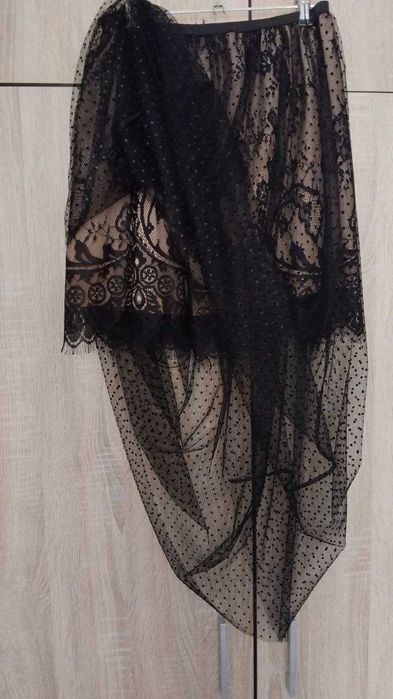 Чорна спідниця з фатину з підкладкою.