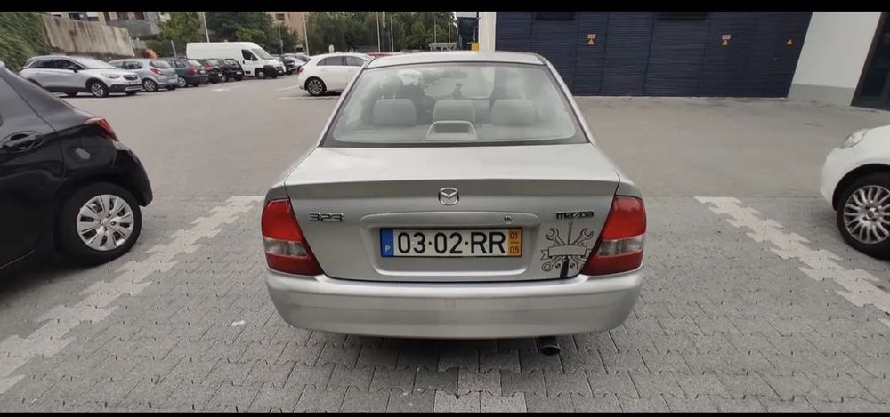 Mazda 323 1.4 - gasolina - 2001