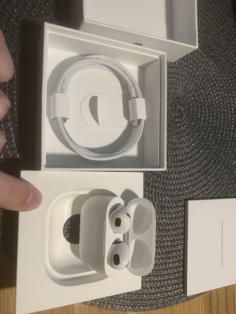 Airpods 3 etui magsafe Amazon gwarancja do 1.08.25 - jak nowe, otwarte