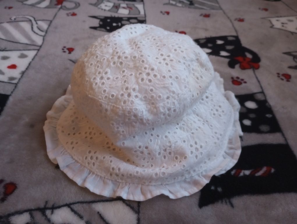 Biały haftowany kapelusik letni na 1-3 latka