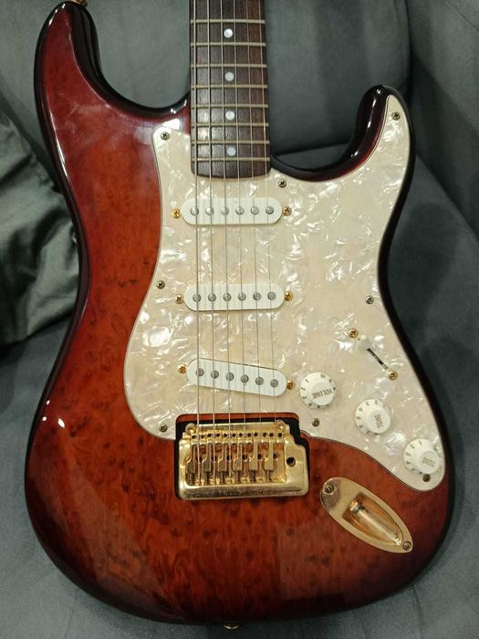 Guitarra Maison Strato Deluxe dos anos 90 1990 Maple Quilted Sunburst