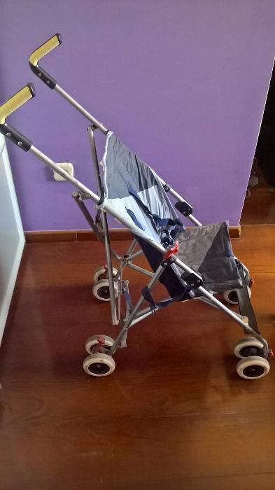 Carrinho bebé fecha tipo bengala, bom estado