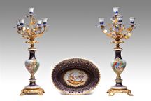 Para świeczników i patera w stylu Sevres, Giulia Mangani
