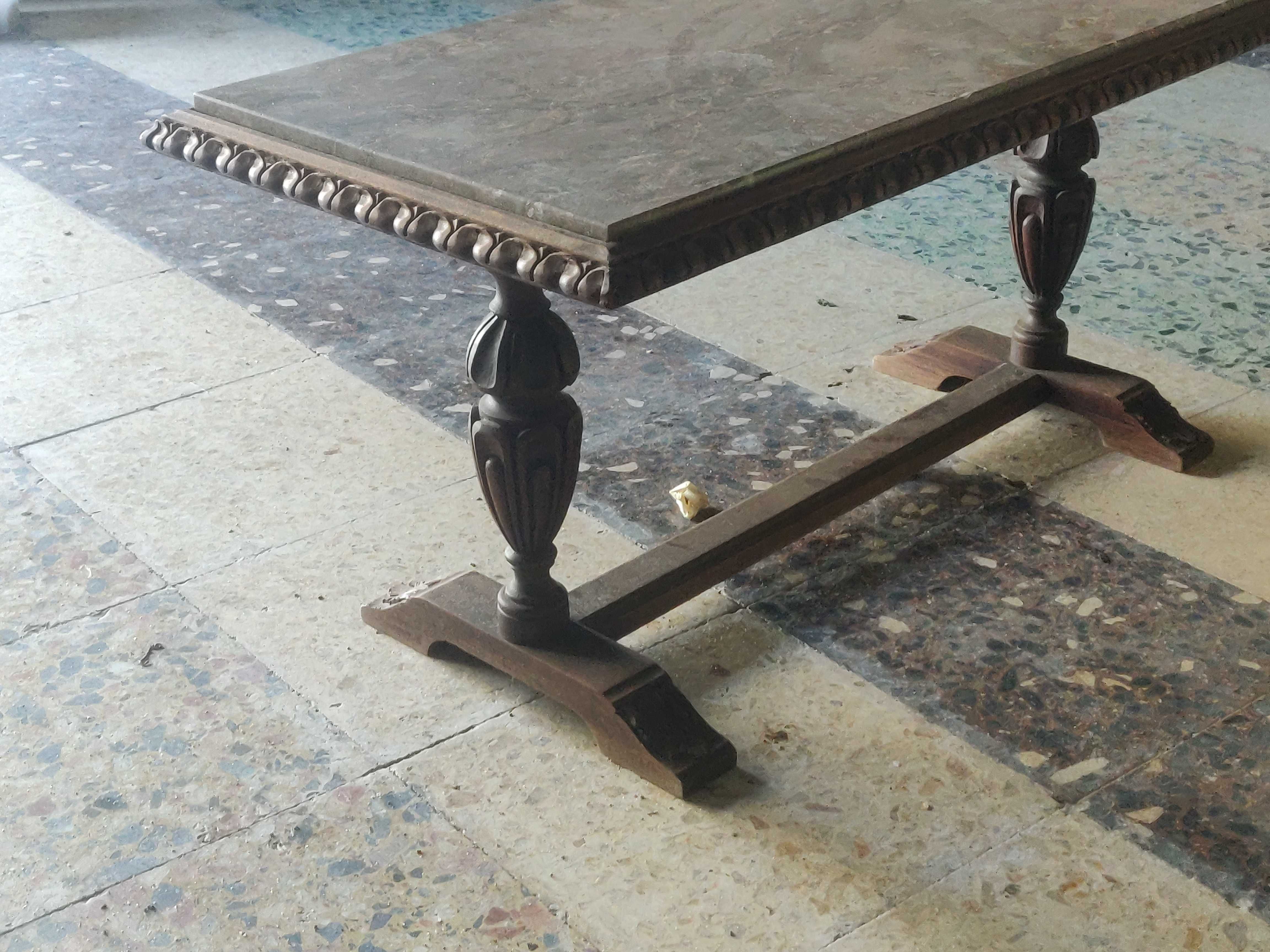Mesa de madeira com pedra
