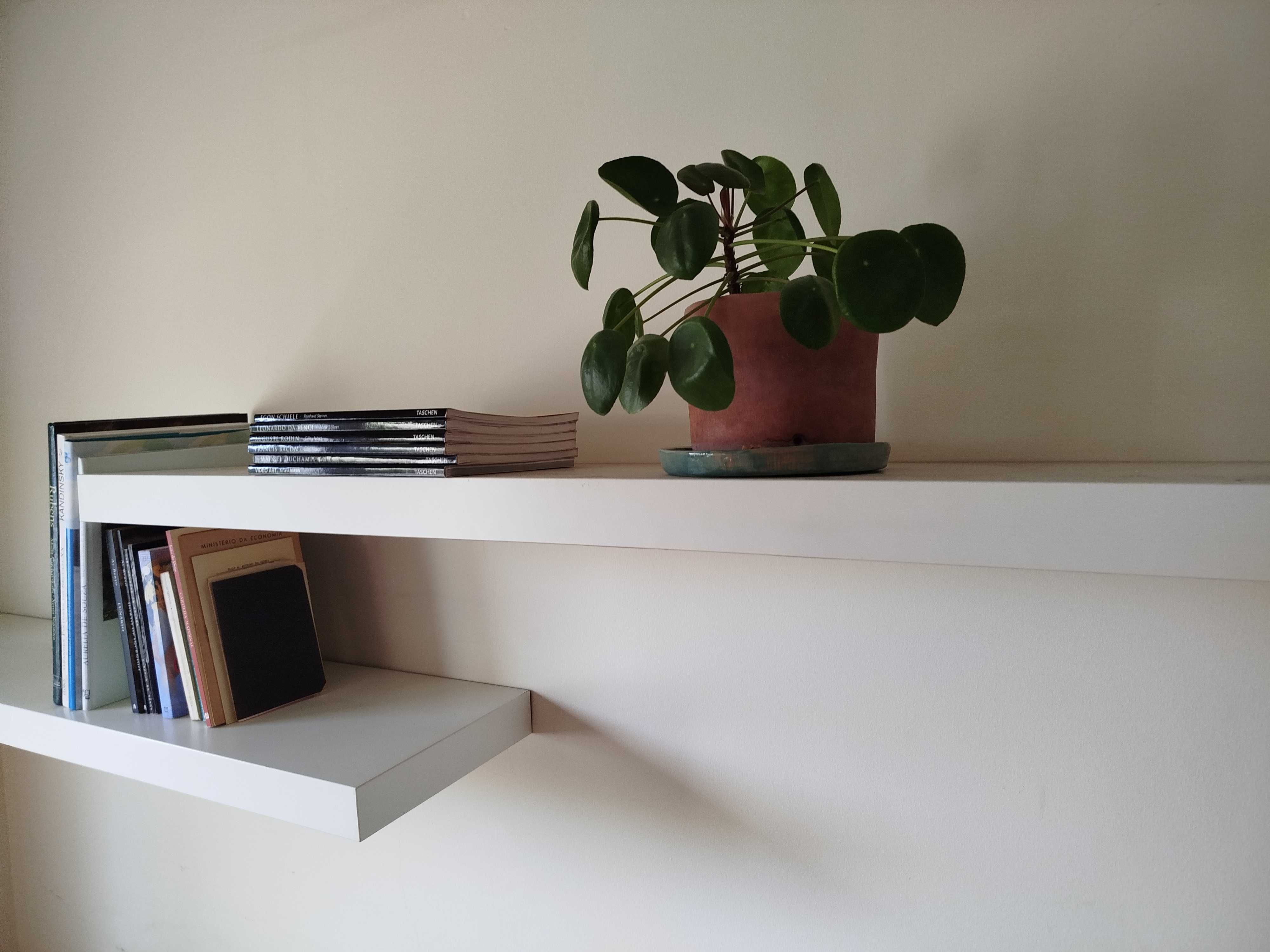 Prateleiras brancas LACK (IKEA)