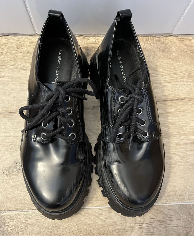 Lakierowane buty oksfordki Pull&Bear w rozmiarze 39