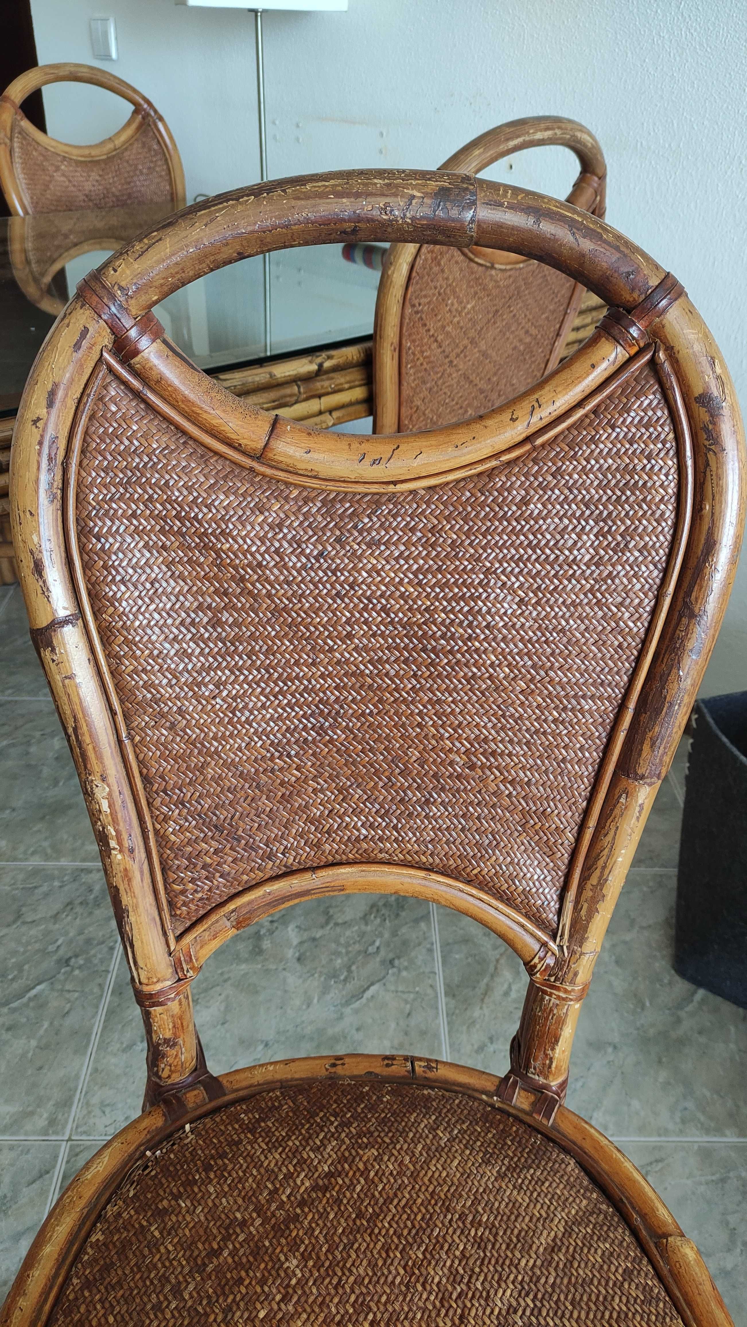 Conjunto de mesa e cadeiras em bambu