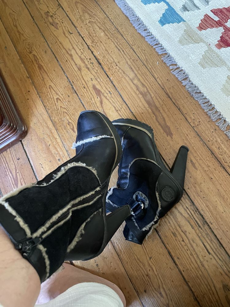 Botas em pele pretas