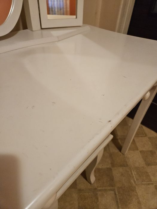 Toaletka z lustrem i taboretem