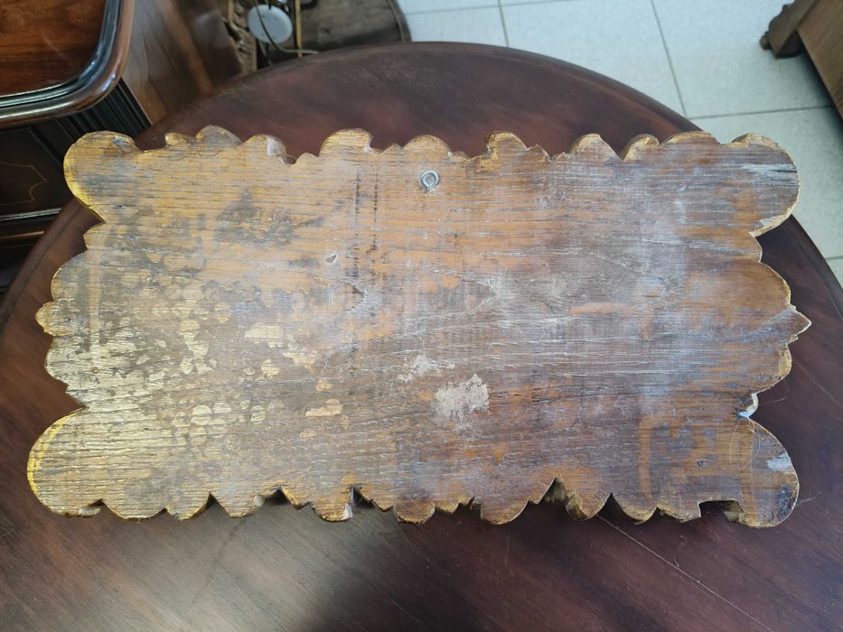 Retábulo floral com cabeça de anjo em nadeira