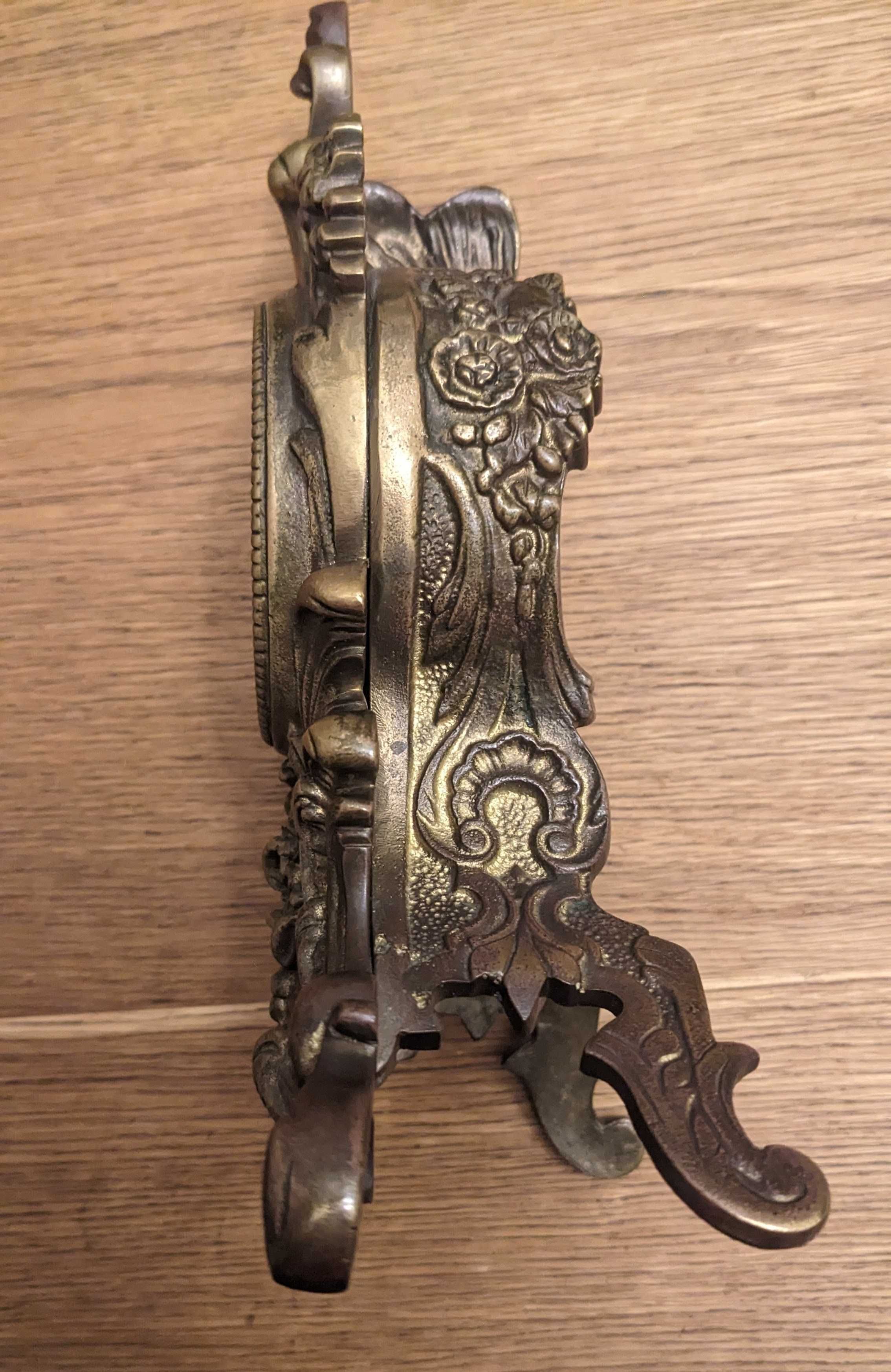 Barokowy zegar, mosiądz, sprawny nakręcany mechanizm