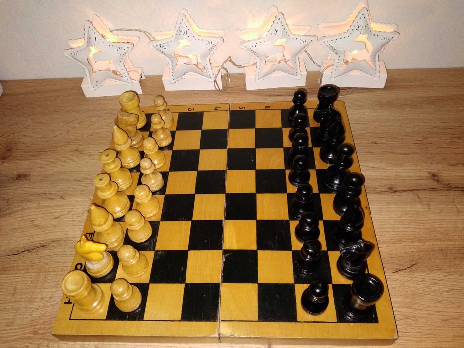 Дерев'яні шахи , радянські,з дерев'яною дошкою29×29см,1979рік(шахмати)