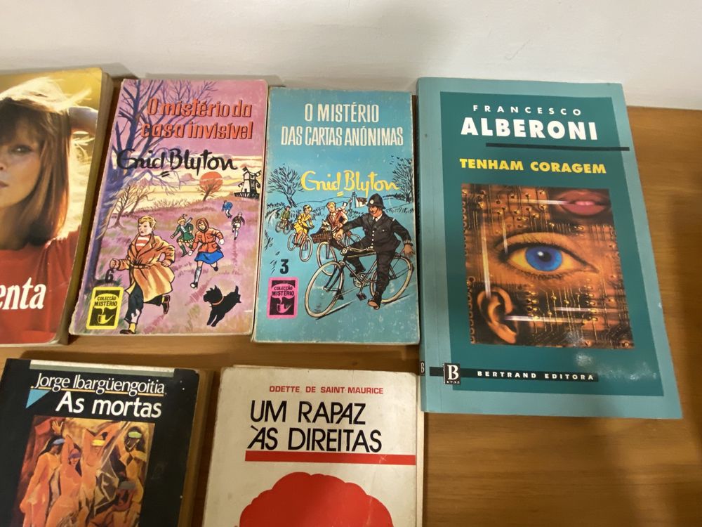 Conjunto de livros antigos