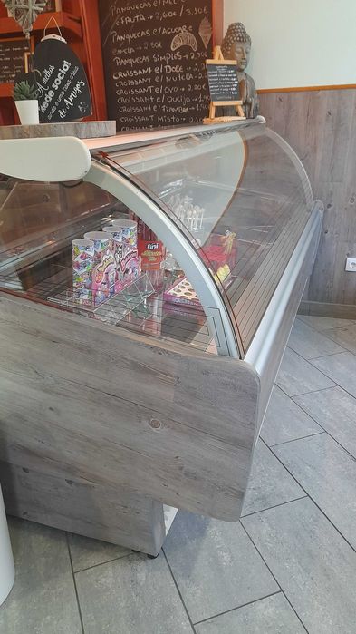 Vitrine de Gelados,ideal para Pastelaria