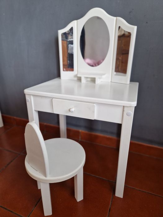 Drewniana biała toaletka dziecięca dla dziewczynki