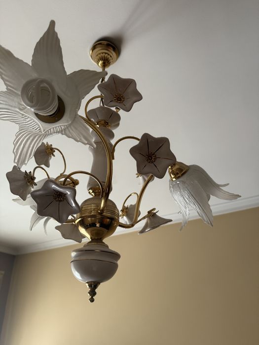 Candeeiro com 3 lâmpadas, com adornos de flores