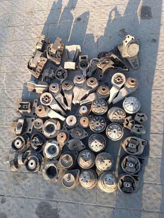 Подушка опора двигуна двигателя марки авто в описі