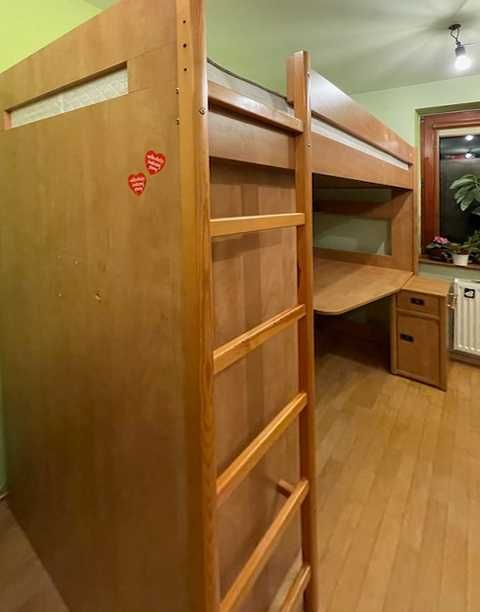 Łóżko piętrowe z biurkiem i szafa