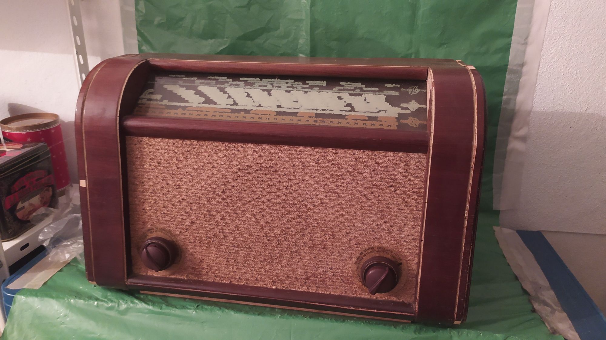 Rádio antigo a válvulas