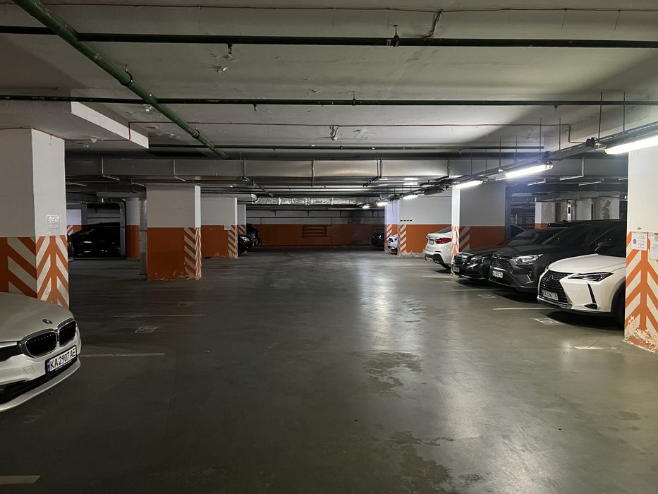 Оренда паркомісця у підземному паркінгу. Carnegie. Кловський узвіз, 7