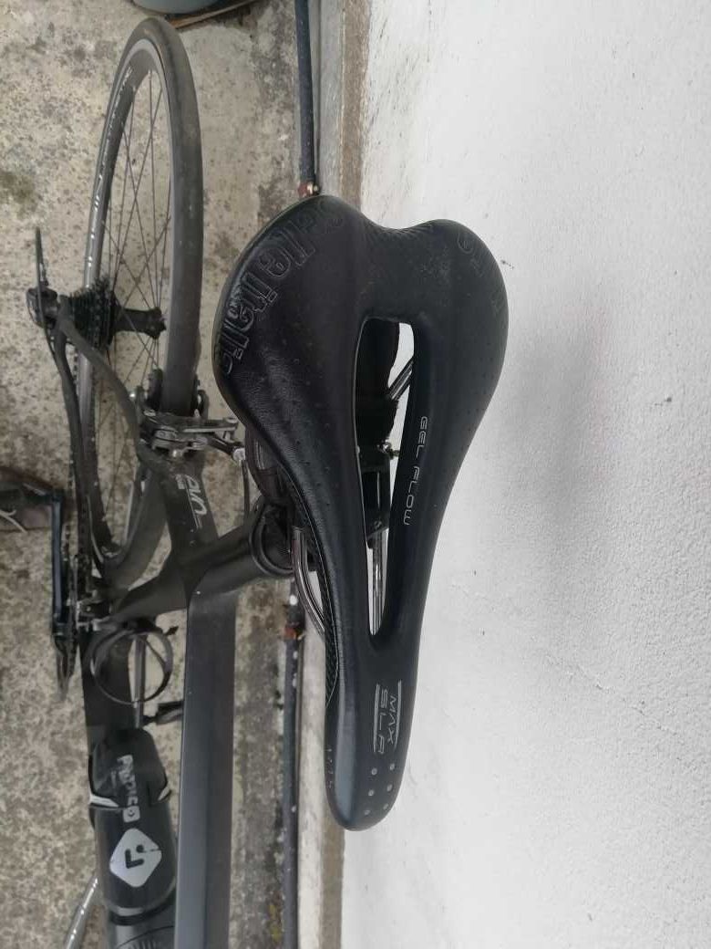 Bicicleta de estrada em carbono