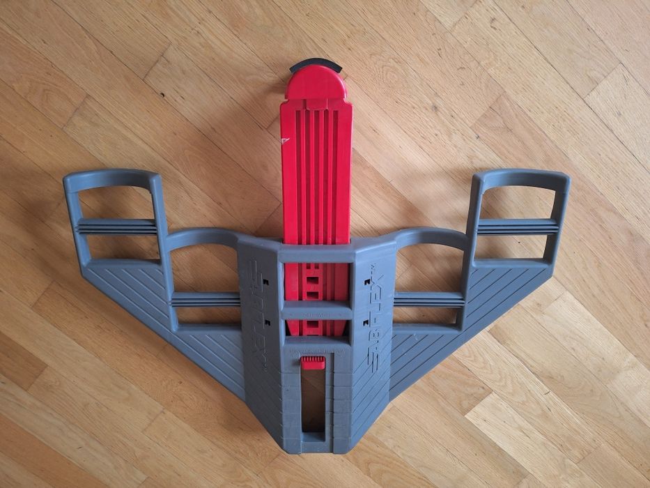 monia przyrząd do  ćwiczeń mięśni brzucha, siłownia fitnes