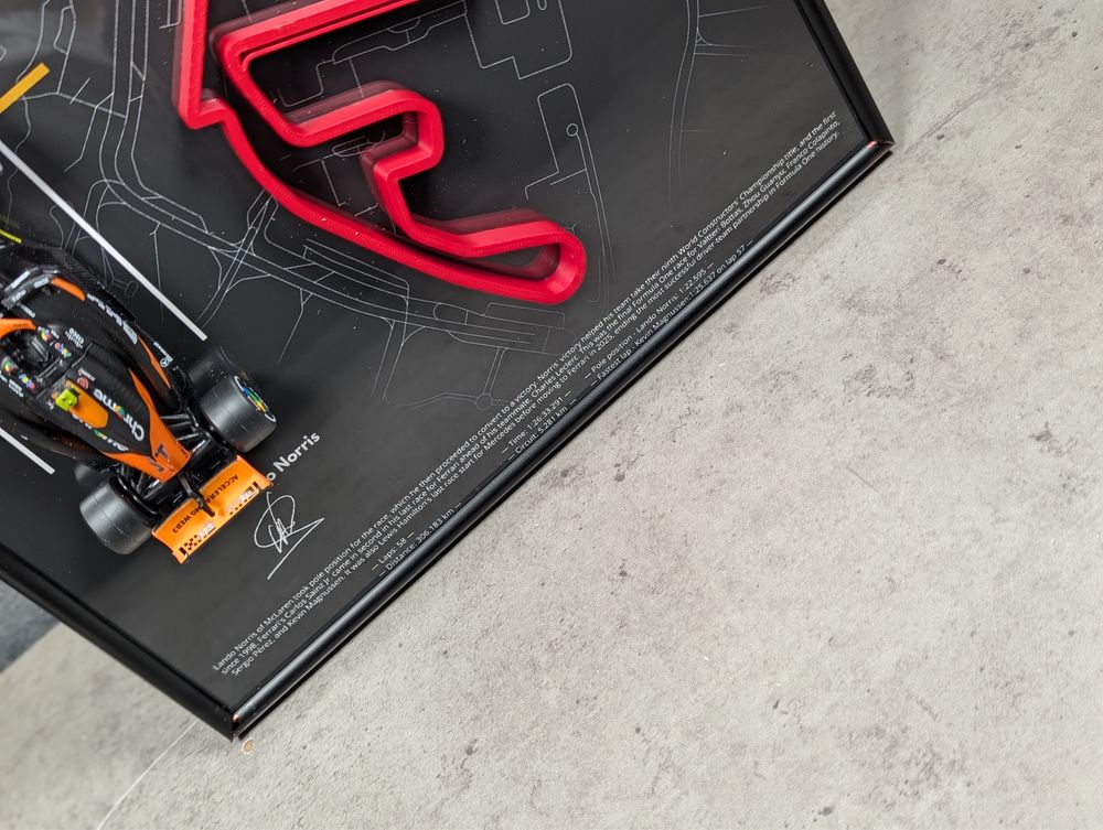 Bburago 2в1 F1 McLaren MCL38 Траса Abu Dhabi GP 2024 #4 Lando Norris