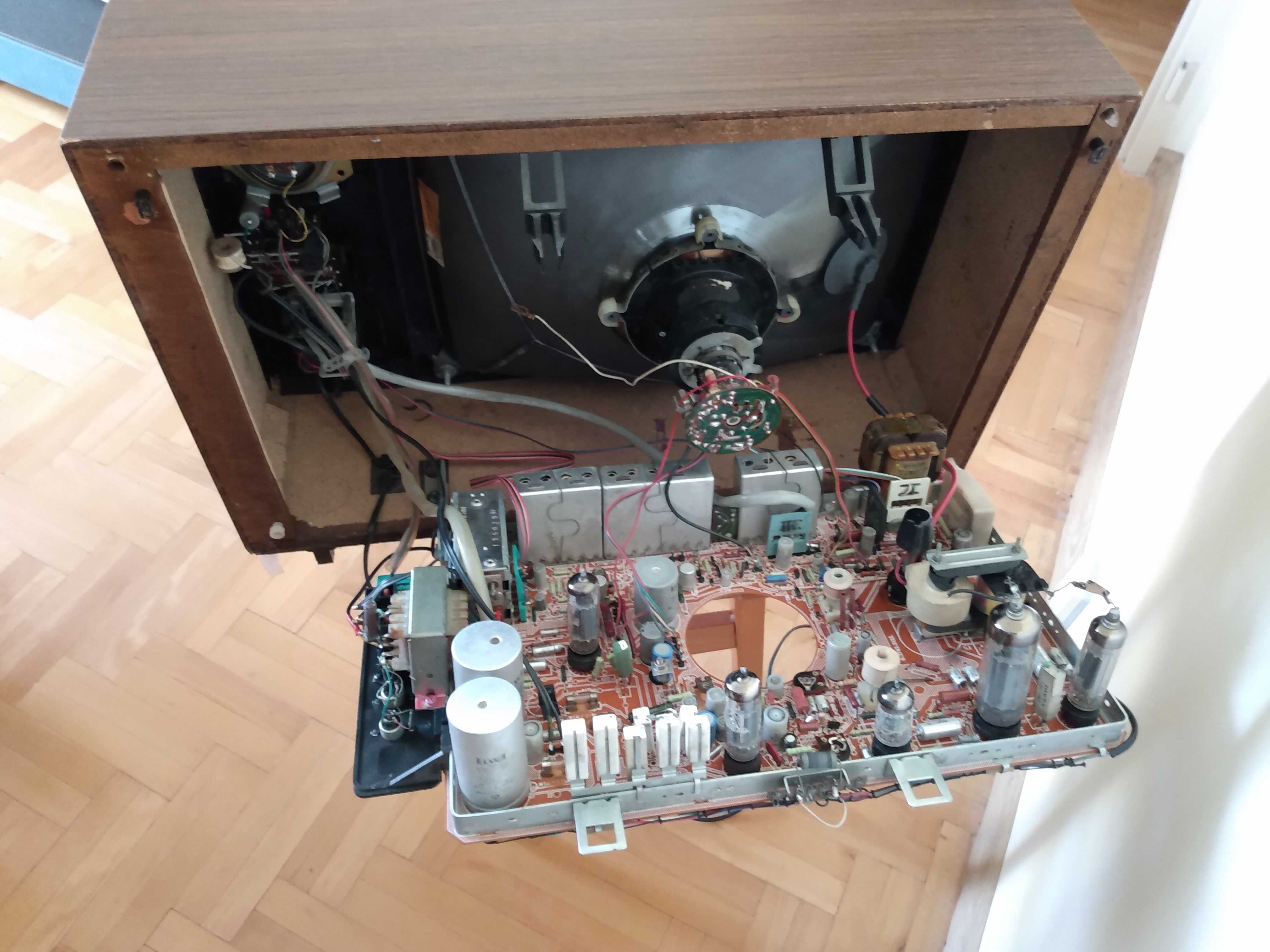 Stary telewizor retro lampowy z okresu PRL'u