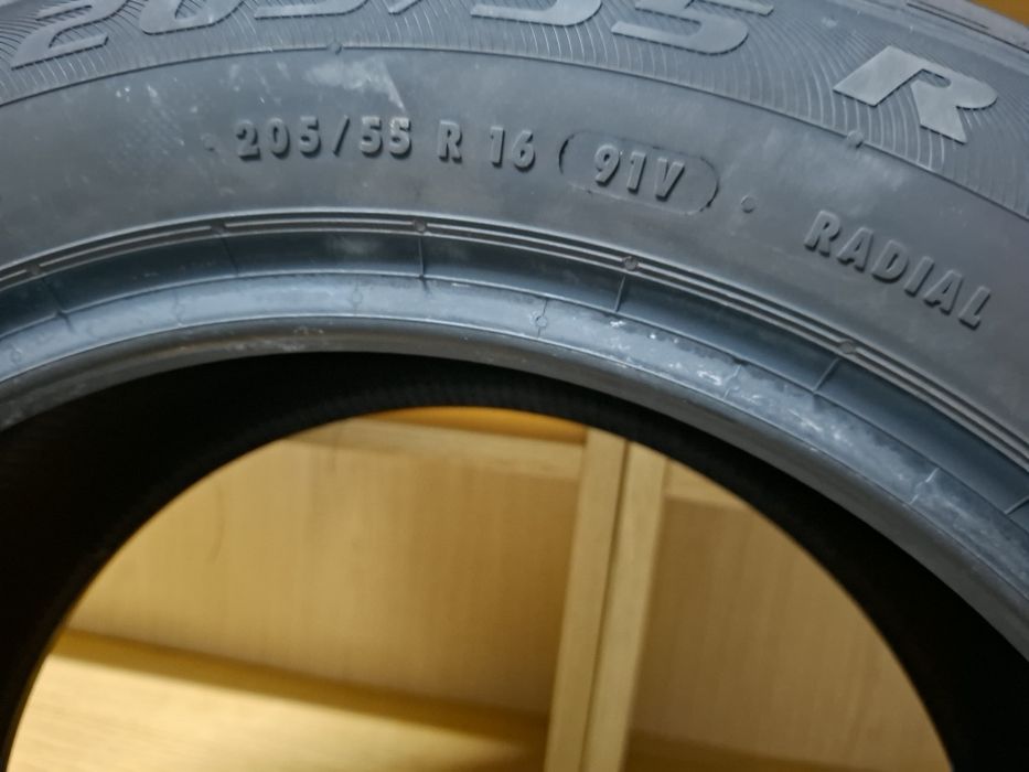 Um pneu  como novo marca  mabor para veiculo ligeiro de passageiros