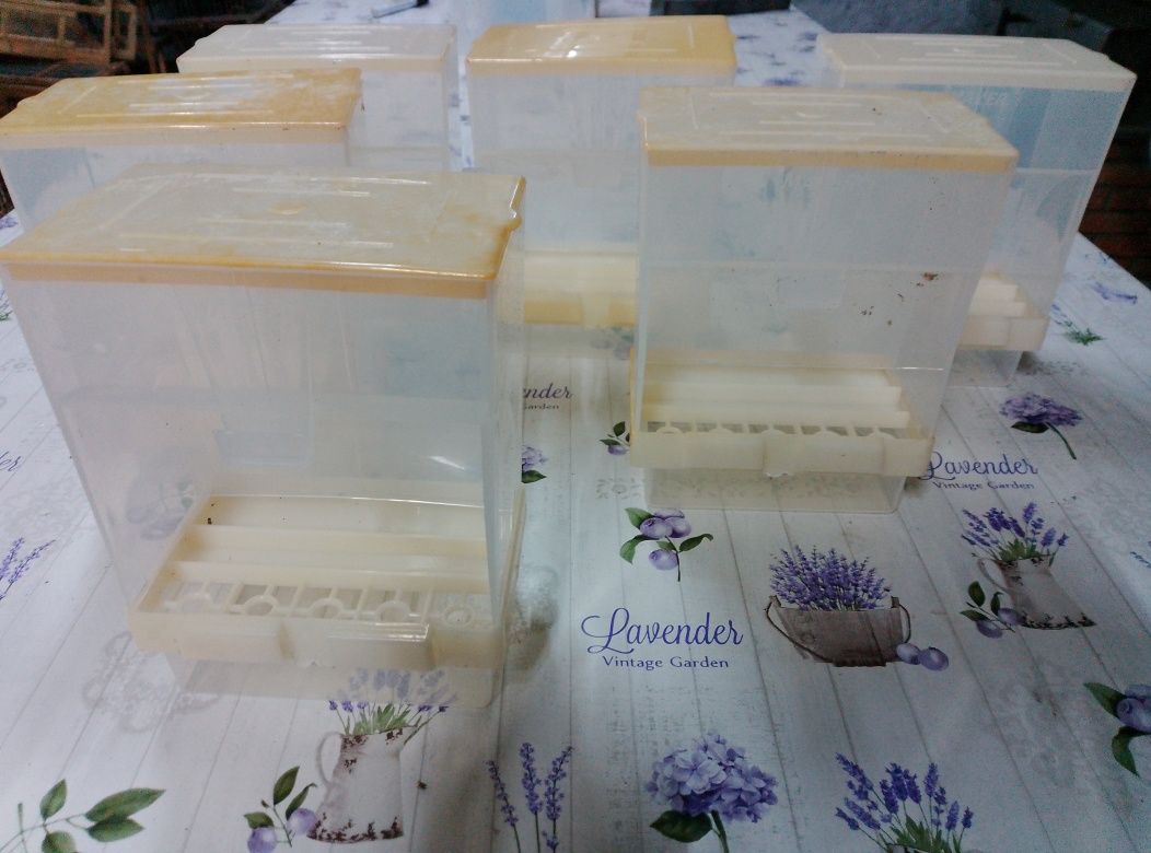 Comedouros automáticos e material para aves