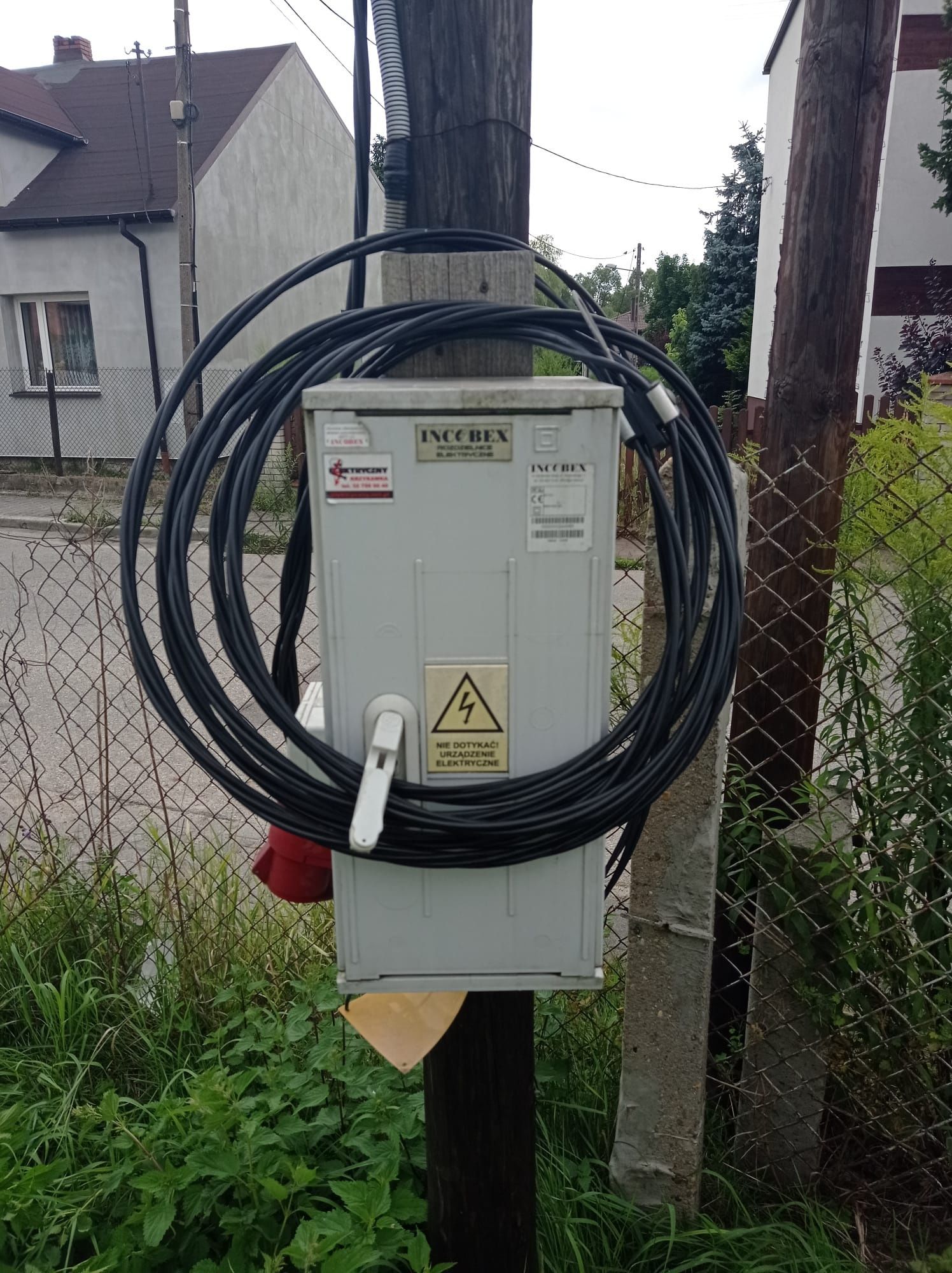 Słup elektryczny budowa domu