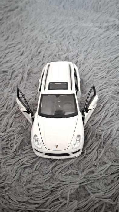 Іграшкова машинка Porsche з відкривними дверцятами та капотом