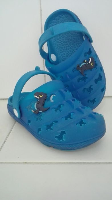 Crocs azul dinossauros