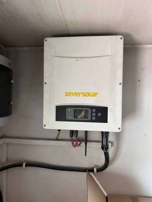 falownik zeversolar TLC 4000 z widocznym oprzyrządowaniem