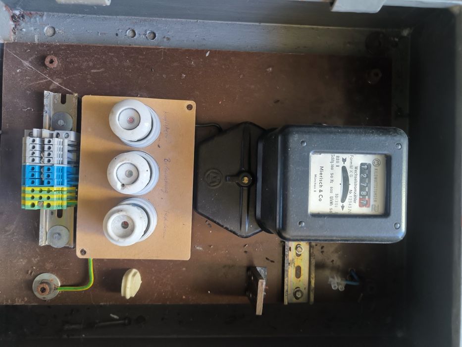 Skrzynka bezpieczników, licznik elektryczny, rozdzielnia.