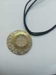 Colar com medalhão dourado