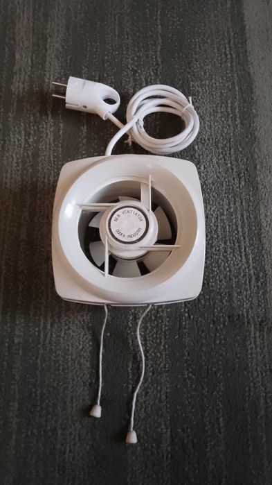 Вентилятор вытяжной с шторками.