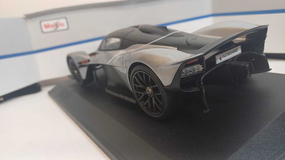 1/18 Aston Martin Valkyrie cz - Maisto