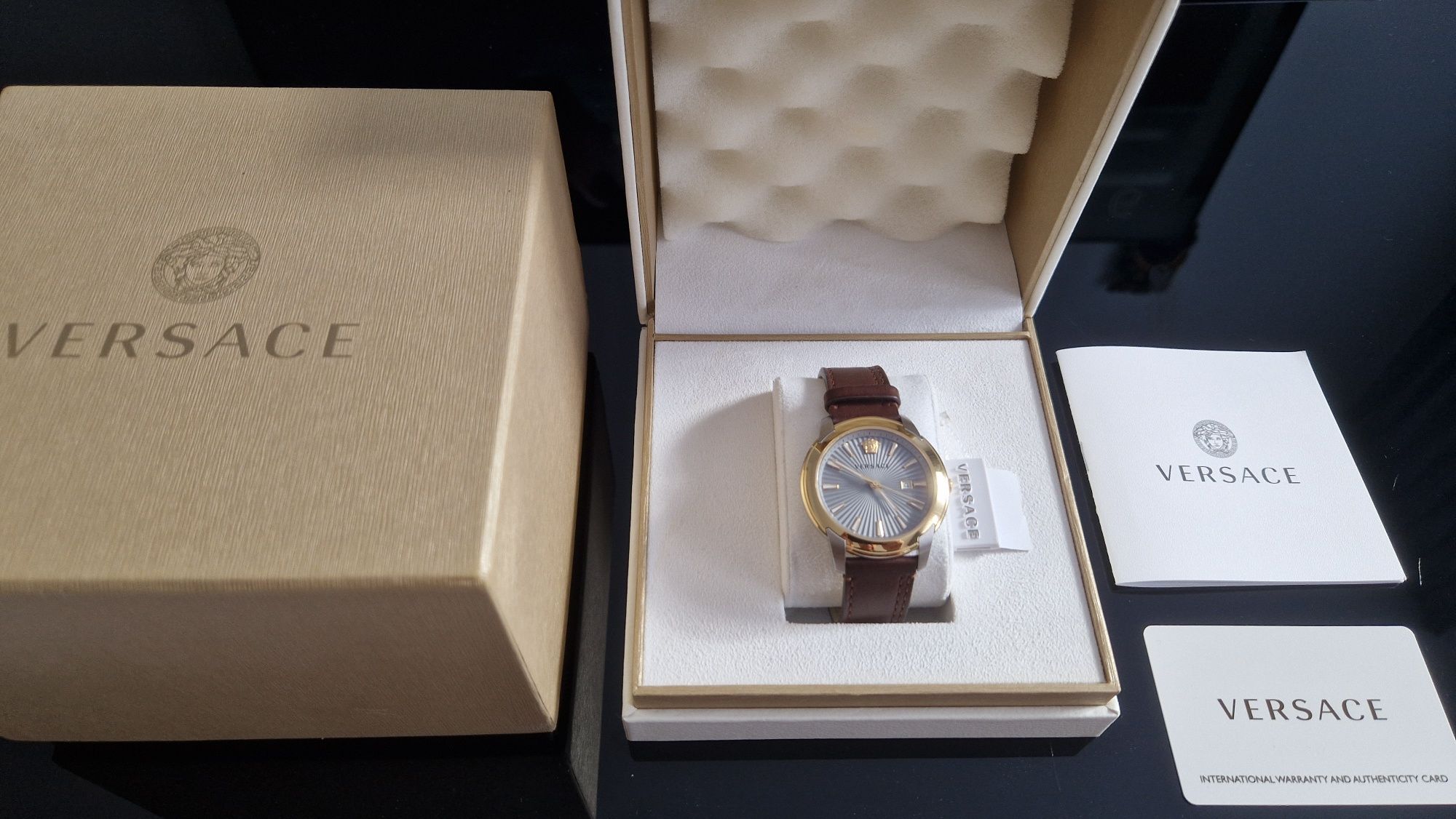 Zegarek Versace V Urban szwajcarski Swiss Made szkło szafirowe luma