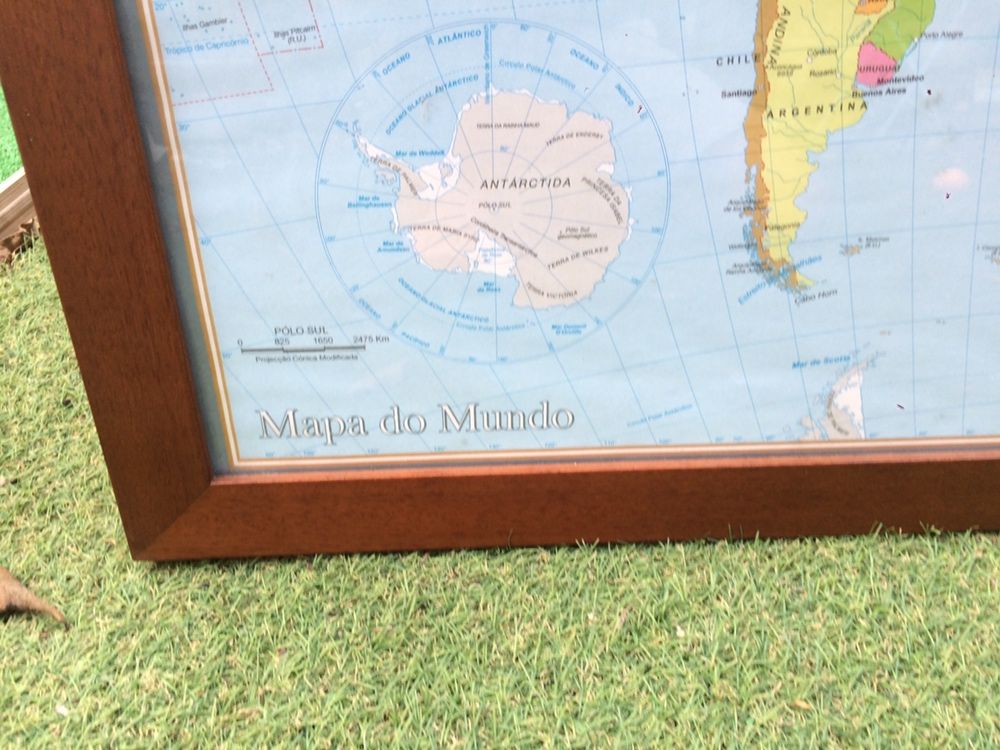 Mapa mundo com moldura em madeira