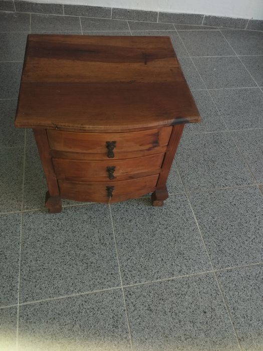 Pequeno móvel com gavetas