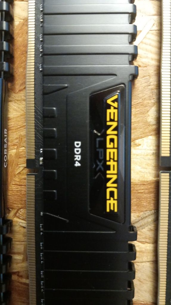 Kit de Memória DDR4 4x8GB Quad-channel RAM Corsair 32GB Vengeance LPX