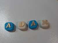 Kostki z literami z masy cukrowej