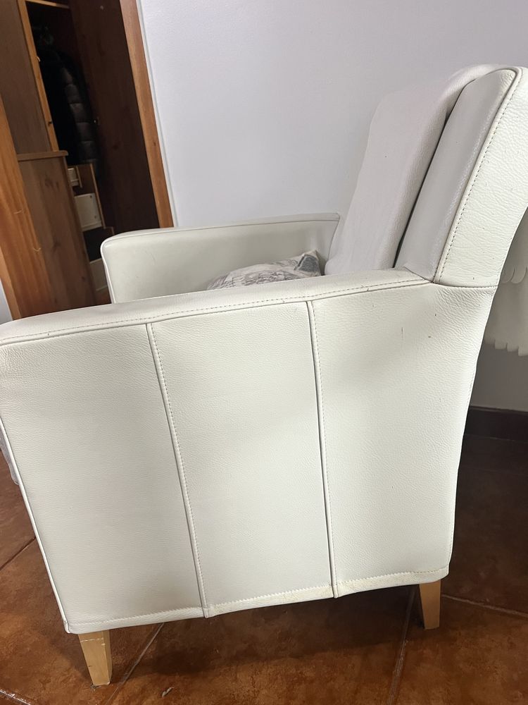 Cadeirao branco de sala ou quarto